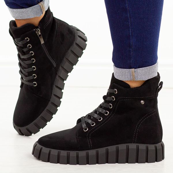 Czarne zamszowe botki damskie na traperze Potocki 19316. Czarne botki POTOCKI, na jesień, bez wzorów, z jeansu, z okrągłym noskiem, bez obcasa, bez zapięcia. Za 229.00 zł.