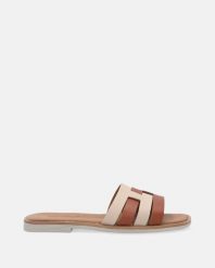 BEŻOWE KLAPKI Z KWADRATOWYM NOSKIEM 779 BEIGE-TAN. Brązowe klapki Venezia, bez wzorów, ze skóry, bez obcasa. Za 179.00 zł.
