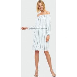 Sukienka typu carmen. Sukienki Greenpoint, bez wzorów, z wiskozy, bez kołnierzyka, bez ramiączek. Za 59.99 zł.