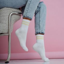 Białe skarpetki damskie dwa paski 1235 yl. Białe skarpety Milena, bez wzorów, z bawełny. Za 16.90 zł.