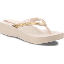 Japonki IPANEMA - Mesh III Plat Fem 82285 Beige/Beige 20354. Brązowe klapki Ipanema, bez wzorów, z materiału, bez obcasa, na obcasie. W wyprzedaży za 79.00 zł.