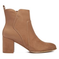 Botki JENNY. Brązowe botki Jenny, bez wzorów, bez obcasa, na słupku, bez zapięcia. Za 159.99 zł.