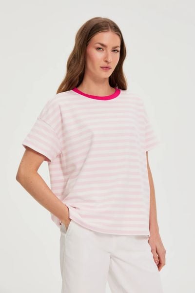 Bluza oversize w paski różowa. Czerwone bluzy MOODO, l, bez wzorów, z bawełny, bez kaptura. W wyprzedaży za 59.99 zł.