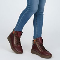 Trzewiki damskie Rieker, botki na płaskiej podeszwie ocieplane futerkiem i zapinane na suwak, czerwone, N1305-35. Czerwone botki Rieker, bez wzorów, z dzianiny, bez obcasa, na płaskiej podeszwie, bez zapięcia. Za 373.99 zł.