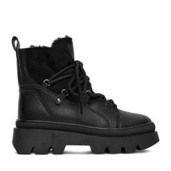 Botki DeeZee. Czarne botki DeeZee, bez wzorów, bez obcasa, na płaskiej podeszwie, bez zapięcia. Za 229.99 zł.