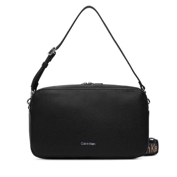 Torebka Calvin Klein. Czarne listonoszki Calvin Klein, bez wzorów, bez dodatków. Za 489.99 zł.