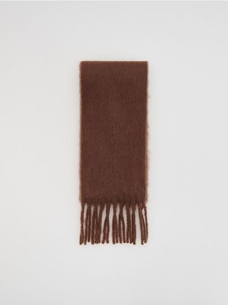 Gładki szalik z frędzlami - brązowy. Brązowe szaliki Reserved, bez wzorów. W wyprzedaży za 49.99 zł.