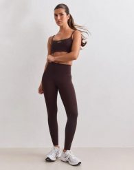 Damskie legginsy z wysokim stanem, squat proof, modelujące Sculpting Fit brązowe. Brązowe legginsy AIM'N, s, bez wzorów, z materiału, z podwyższonym stanem, do biegania. Za 391.00 zł.