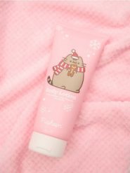 Balsam do ciała Chocolate Chip Cookie Pusheen - różowy. Czerwone balsamy i kremy do ciała Sinsay, bez wzorów. Za 15.99 zł.