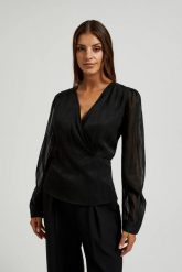 Elegancka koszula z dekoltem w serek czarna. Czarne koszule MOODO, l, bez wzorów, z poliesteru, eleganckie, bez kołnierzyka, bez ramiączek. W wyprzedaży za 29.99 zł.
