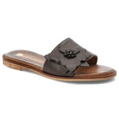 Klapki damskie Armodo, cholewka ze skóry naturalnej licowej z szerokim paskiem z przodu ozdobna aplikacja, brązowe, 40477. Brązowe klapki Armodo, z aplikacjami, ze skóry, bez obcasa. Za 299.00 zł.
