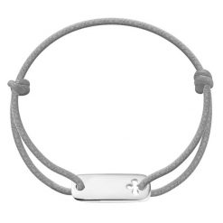 Bransoletka z posrebrzaną blaszką z koniczyną na grubym jasnoszarym sznurku. Szare bransoletki Lilou, posrebrzane. Za 159.00 zł.