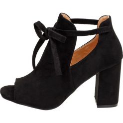 Czarne sandały damskie, buty VINCEZA 1751. Czarne sandały VINCEZA, bez wzorów, klasyczne, bez obcasa, na obcasie, bez zapięcia. W wyprzedaży za 129.00 zł.