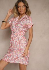 Różowa Sukienka Taliowana z Wiskozą i Ozdobnym Paskiem Delyase. Czerwone sukienki Renee, na co dzień, l, bez wzorów, z wiskozy, eleganckie, bez kołnierzyka, bez ramiączek, mini, kopertowe. W wyprzedaży za 47.99 zł.