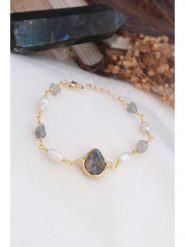 Pierres delicates Pozłacana bransoletka z prehnitami rozmiar: onesize. Zielone bransoletki Pierres delicates, z perłą, pozłacane. Za 83.03 zł.