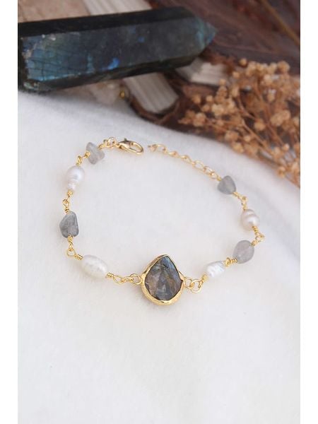 Pierres delicates Pozłacana bransoletka z prehnitami rozmiar: onesize. Zielone bransoletki Pierres delicates, z perłą, pozłacane. Za 83.03 zł.