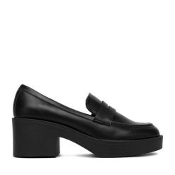 Półbuty JENNY. Czarne czółenka Jenny, bez wzorów, bez obcasa, na obcasie, bez zapięcia. Za 149.99 zł.