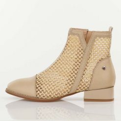 Beżowe wiosenne botki damskie na obcasie M.Daszyński Sa197-31. Brązowe botki M.Daszyński, na jesień, w ażurowe wzory, z jeansu, bez obcasa, na obcasie, bez zapięcia. Za 239.00 zł.