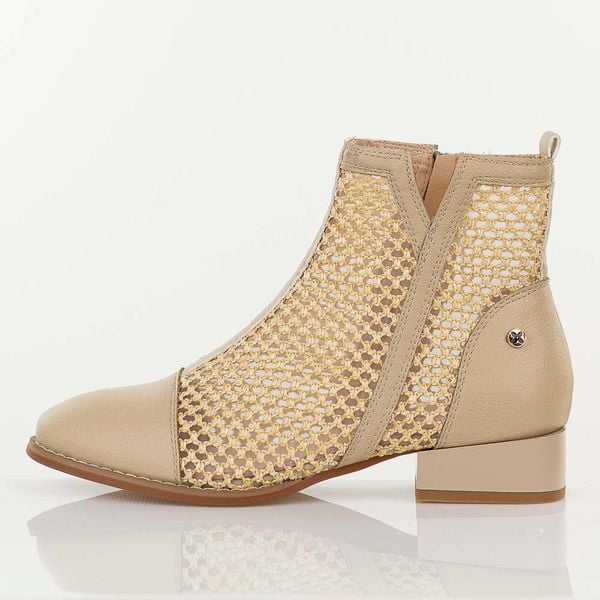 Beżowe wiosenne botki damskie na obcasie M.Daszyński Sa197-31. Brązowe botki M.Daszyński, na jesień, w ażurowe wzory, z jeansu, bez obcasa, na obcasie, bez zapięcia. Za 239.00 zł.