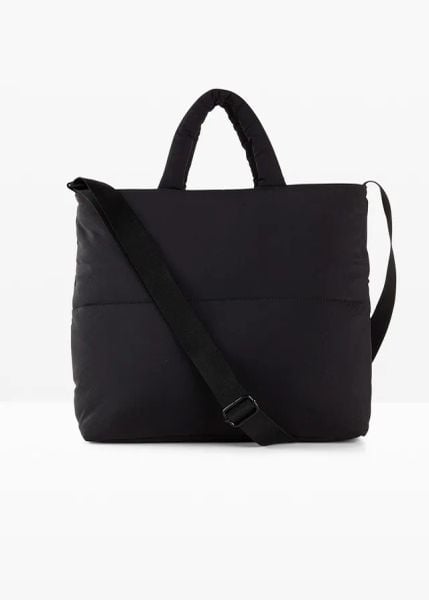 Torba typu shopper z pikowanego materiału. Czarne shopper bonprix, bez wzorów, pikowane, bez dodatków. Za 122.99 zł.
