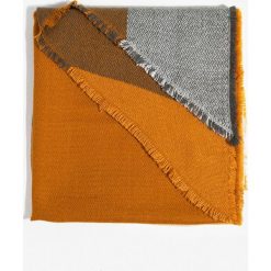 Parfois - Szal. Żółte szaliki Parfois, bez wzorów, z tkaniny. W wyprzedaży za 59.90 zł.