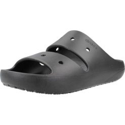 Sandały CROCS CLASSIC SANDAL V2 Czarny. Czarne sandały Crocs, bez wzorów, z gumy, bez obcasa, bez zapięcia. Za 135.99 zł.
