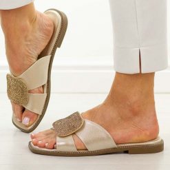 Złote klapki damskie Potocki 43344. Żółte klapki POTOCKI, z aplikacjami, z materiału, bez obcasa, na płaskiej podeszwie. Za 139.00 zł.