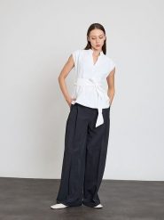 BGN Bluzka w kolorze białym rozmiar: 40. Białe bluzki BGN, bez wzorów, z tkaniny, bez kołnierzyka, bez ramiączek. Za 86.99 zł.