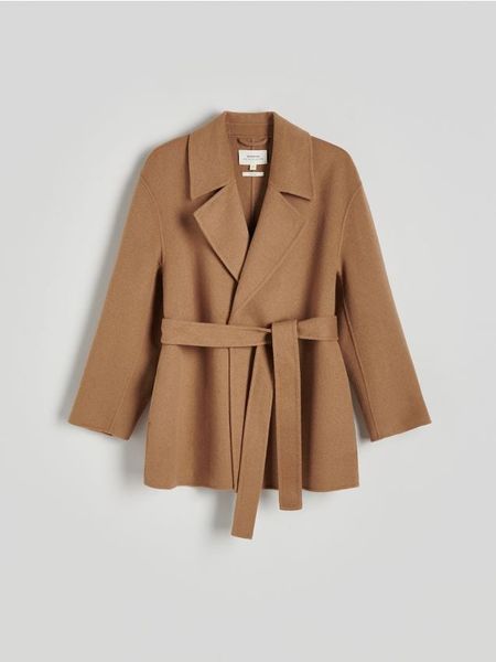 Wiązany płaszcz z wełną - kremowy. Białe płaszcze Reserved, l, bez wzorów, z tkaniny, bez kaptura. W wyprzedaży za 299.99 zł.