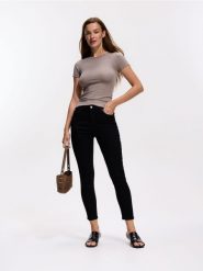 Jeansy slim fit push up - czarny. Czarne jeansy Reserved, bez wzorów. Za 99.99 zł.
