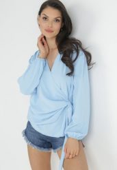 Niebieska Kopertowa Bluzka z Wiązaniem Maerise. Niebieskie bluzki Born2be, bez wzorów, z jeansu, klasyczne, bez kołnierzyka, bez ramiączek. W wyprzedaży za 76.49 zł.