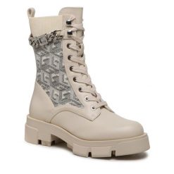 Botki Guess. Brązowe botki Guess, z aplikacjami, bez obcasa, na płaskiej podeszwie, bez zapięcia. Za 999.99 zł.