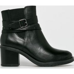 Caprice - Botki. Czarne botki Caprice, bez wzorów, z materiału, z okrągłym noskiem, bez obcasa, na obcasie, bez zapięcia. W wyprzedaży za 329.90 zł.