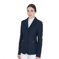 Damska perforowana marynarka konkursowa z czterema guzikami. Niebieskie marynarki i żakiety EQUESTRO, xs, bez wzorów, z nylonu, eleganckie. Za 408.50 zł.