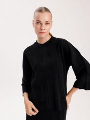 BGN Sweter w kolorze czarnym rozmiar: 38. Czarne swetry BGN, bez wzorów, z wełny, bez ramiączek. Za 158.47 zł.