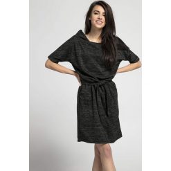 Sukienka w kolorze antracytowym. Szare sukienki Jesienny butik, na co dzień, s, bez wzorów, bez kołnierzyka, bez ramiączek, mini, proste. W wyprzedaży za 99.95 zł.