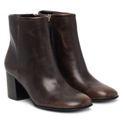 Botki Guess. Brązowe botki Guess, z aplikacjami, bez obcasa, na słupku, bez zapięcia. Za 494.99 zł.