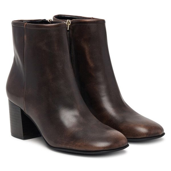 Botki Guess. Brązowe botki Guess, z aplikacjami, bez obcasa, na słupku, bez zapięcia. Za 494.99 zł.