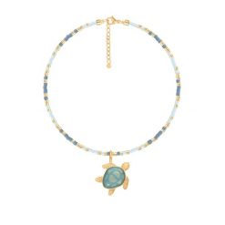 Bransoletka z jasnoniebieskimi japońskimi koralikami Miyuki z Żółwiem z turkusową emalią. Niebieskie bransoletki Lilou, z kryształem, ze stali. Za 338.00 zł.