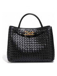 SUVRAI Torebka w kolorze czarnym - 30 x 23 x 13 cm rozmiar: onesize. Czarne torebki klasyczne SUVRAI, bez wzorów, z materiału, bez dodatków. Za 152.99 zł.