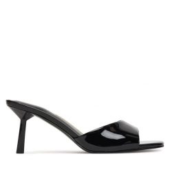 Klapki Guess. Czarne klapki Guess, z aplikacjami, bez obcasa. Za 549.99 zł.