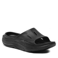 Klapki Hoka. Czarne klapki HOKA, bez wzorów, bez obcasa. Za 299.99 zł.