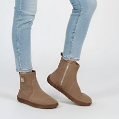 Botki damskie Barefoot Armodo, płaska podeszwa i welurowe zapinane na zamek, złote, 30074-W. Brązowe botki Armodo, z aplikacjami, z weluru, bez obcasa, na płaskiej podeszwie, bez zapięcia. Za 314.99 zł.