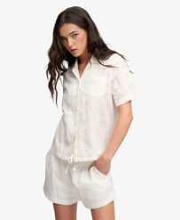 Superdry Koszula Heritage Broderie Krótki Rękaw – 100% Bawełna Organiczna. Białe koszule Superdry, z aplikacjami, z bawełny, klasyczne, bez kołnierzyka, bez ramiączek. Za 236.60 zł.