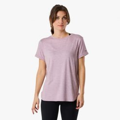 Koszulka treningowa damska Swedemount Core Loose Fit Tee szybkoschnąca. Fioletowe bluzki SWEDEMOUNT, bez wzorów, sportowe, bez kołnierzyka, bez ramiączek. Za 57.00 zł.