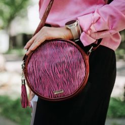 Listonoszka okrągła SHE 663 bordowa zebra. Czerwone torebki klasyczne SHE, bez wzorów, ze skóry, bez dodatków. Za 299.99 zł.
