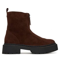 Botki Steve Madden. Brązowe botki Steve Madden, bez wzorów, bez obcasa, na płaskiej podeszwie, bez zapięcia. Za 729.99 zł.