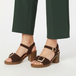 Sandały damskie Tamaris, cholewka ze skóry zamszowej na stabilnym słupku z szerokimi paskami i regulowanym zapięciem przy kostce ozdobione dużą klamr. Brązowe sandały Tamaris, bez wzorów, ze skóry, eleganckie, bez obcasa, na obcasie, bez zapięcia. Za 349.00 zł.