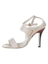 Tommy Hilfiger Shoes Skórzane sandały w kolorze białym na obcasie rozmiar: 40. Białe sandały Tommy Hilfiger Shoes, bez wzorów, z otwartym noskiem, bez obcasa, na koturnie, bez zapięcia. Za 456.99 zł.