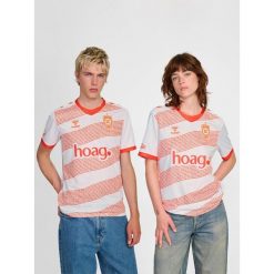 Koszulka wyjazdowa Hummel Orange County 2025/26. Białe bluzki Hummel, bez wzorów, sportowe, bez kołnierzyka, bez ramiączek. Za 343.00 zł.